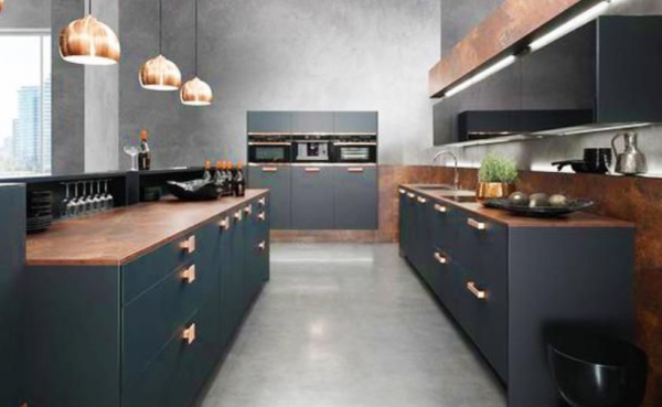 Lemari dengan aksen perunggu dan tekstur kulit yang mewah